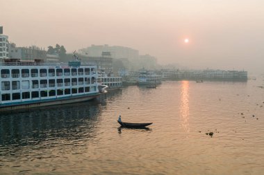 Dakka, Bangladeş - 20 Kasım 2016: Sabah puslu görünümü teknelerin Buriganga River dakka, Bangladeş