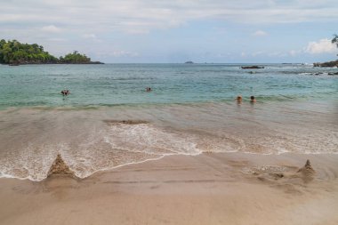 Manuel Antonio, Kosta Rika - 13 Mayıs 2016: turist bir plajda içinde Milli Parkı Manuel Antonio, Kosta Rika