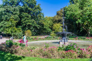 Malmö, İsveç - 27 Ağustos 2016: İnsanlar Kungsparken Park Malmo İsveç'in güneşli bir gün zevk