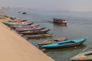 Varanasi, Hindistan - 25 Ekim 2016: Varanasi, Hindistan nehir Ganj kıyısında önde gelen küçük tekne yakınındaki Ghats (riverfront adım)