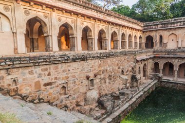 Rajon Ki BAOLI adım de parkta Mehrauli Arkeoloji Delhi, Hindistan