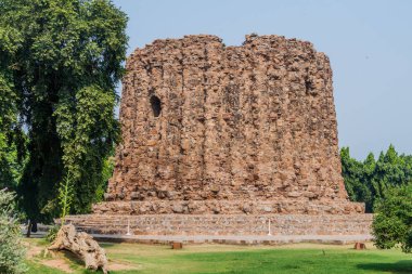 Delhi, Hindistan karmaşık Qutub bitmemiş Alai Minar minaresi.