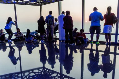 Dubai, Birleşik Arap Emirlikleri - 21 Ekim 2016: Gözlem güverte Burj Dubai gökdelen, Birleşik Arap Emirlikleri, insanlar
