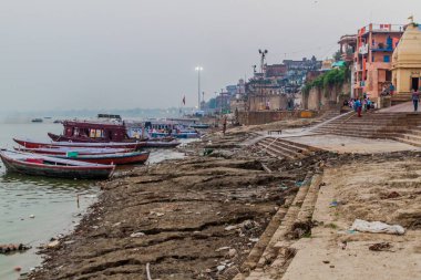 Varanasi, Hindistan - 25 Ekim 2016: Varanasi, Hindistan'da Ganj Nehri'nin kutsal Ghat (riverfront adım) görünümünü