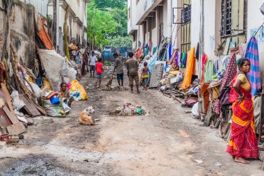 Kolkata, Hindistan - 31 Ekim 2016: Kolkata, Hindistan Kalighat temple yakınındaki kirli sokak.