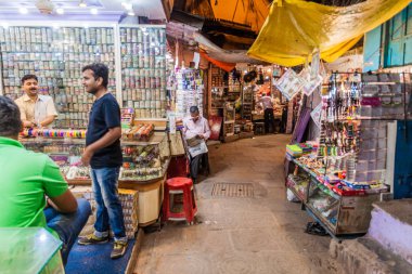 Varanasi, Hindistan - 25 Ekim 2016: Varanasi, Hindistan sokak tezgahları ile dar bir sokak görünümünü.
