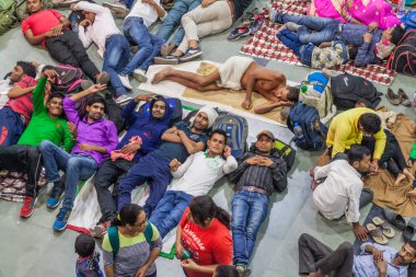 Varanasi, Hindistan - 25 Ekim 2016: Yerel halkın beklemek onların tren Varanasi kavşak Tren İstasyonu, Hindistan için kalabalıklar