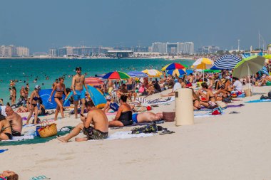 Dubai, Birleşik Arap Emirlikleri - 21 Ekim 2016: Marina Beach, Dubai, Arap Emirlikleri, insanlar