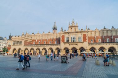 Krakow, Polonya - 3 Eylül 2016: Cloth Hall Pazar Meydanı, Krakow, Polonya