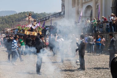 Antigua, Guatemala - 27 Mart 2016: Bir alay Paskalya Pazar katılımcıların Antigua Guatemala City.