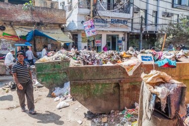Delhi, Hindistan - 22 Ekim 2016: Dumpsters Delhi, Hindistan merkezinde çöp dolu.