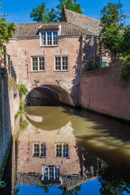 Eski evleri ve bir kanalda Den Bosch, Hollanda
