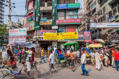 Dakka, Bangladeş - 20 Kasım 2016: Dakka, Bangladeş'te kalabalık sokak görünümünü