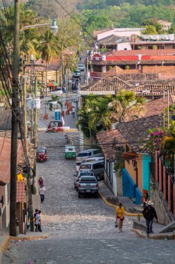 Copan Ruinas, Honduras - 12 Nisan 2016: Arnavut kaldırımlı sokakları Copan Ruinas Köyü.