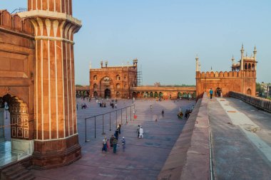 Delhi, Hindistan - 22 Ekim 2016: Courtyard Jama Mescidi Camii Delhi, Hindistan merkezinde.