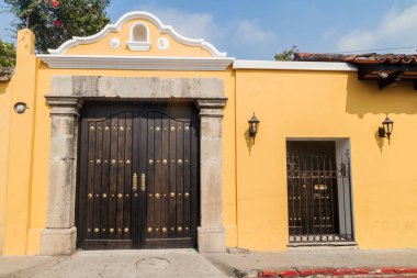 Sarı eski sömürge ev kasabada Antigua Guatemala, Guatemala.