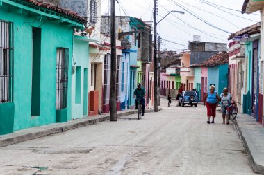 Sancti Spiritus, Küba - 7 Şubat 2016: Sancti Spiritus, Küba'da renkli evler yoIda