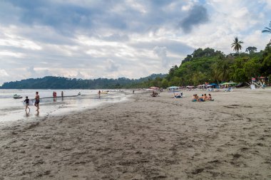 Manuel Antonio, Kosta Rika - 13 Mayıs 2016: insanlar Manuel Antonio Köyü, Kosta Rika bir plajda