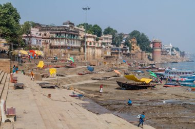 Varanasi, Hindistan - 25 Ekim 2016: Görünüm, nehir Ganj kıyısında lider Ghats (riverfront adım)) Varanasi, Hindistan