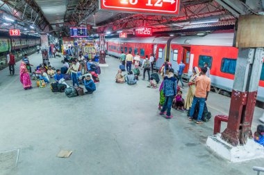 Delhi, Hindistan - 24 Ekim 2016: Platform Yeni Delhi Tren İstasyonu, Hindistan.