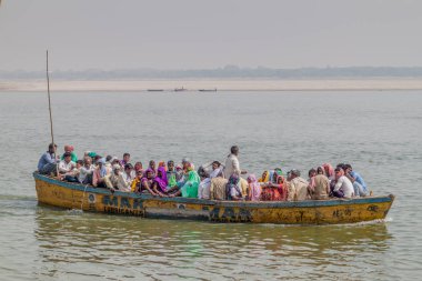 Varanasi, Hindistan - 25 Ekim 2016: nehir Ganj kıyısında önde gelen yerel kişi Ghats (riverfront adım) yakınındaki taşıyan küçük tekne) Varanasi, Hindistan