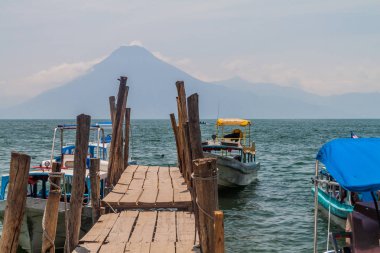 Ahşap iskele Panajachel Köyü, Guatemala. San Pedro volkan görünür.