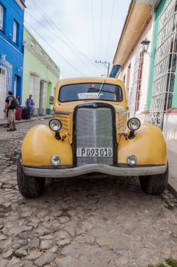 Trinidad, Küba - 8 Şubat 2016: Vintage Ford araba Trinidad, Küba'nın ortasındaki bir sokakta.