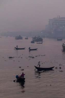 Buriganga River dakka, Bangladeş'te teknelerin sabah puslu görünümü