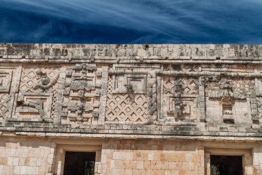 Rahibenin Quadrangle (Cuadrangulo de las Monjas) bina kompleksinde antik Maya şehir Uxmal, Meksika kalıntıları, ayrıntılı oymalar