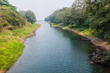 Yojoa, Honduras - 18 Nisan 2016: Honduras Yojoa Gölü yakınındaki bir su kanalı insanlara görünümünü.