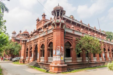 Dakka, Bangladeş - 20 Kasım 2016: Üniversitesi Dhaka, Bangladesh kampüsünde binalardan birinde