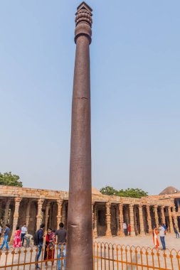 Delhi, Hindistan - 23 Ekim 2016: Turist Qutub Delhi, Hindistan karmaşık ziyaret edin. Demir sütun görünür.