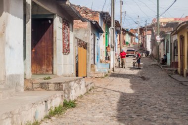 Trinidad, Küba - 8 Şubat 2016: Trinidad, Küba'nın merkezi bir Arnavut kaldırımlı sokakta görünümünü.