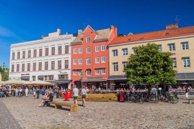 Malmö, İsveç - 27 Ağustos 2016: İnsanlar Malmo, İsveç'te Stortorget Square'de güneşli bir gün tadını çıkarın.