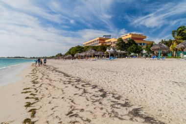 Playa vızıldamak, Küba - 9 Şubat 2016: Trinidad, Küba Playa vızıldamak görünümü plaj. Hotel Club Amigo vızıldamak içinde belgili tanımlık geçmiş.