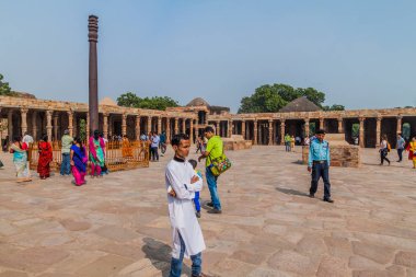Delhi, Hindistan - 23 Ekim 2016: Turist Qutub Delhi, Hindistan karmaşık ziyaret edin. Demir sütun görünür.