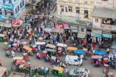 Delhi, Hindistan - 22 Ekim 2016: Meşgul bir kavşak eski Delhi havadan görünümü.
