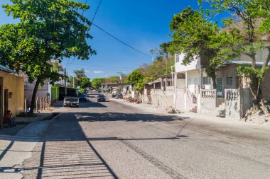 El Poy, El Salvador - 10 Nisan 2016: El Salvador ve El Poy Honduras arasında sınır önde yol.