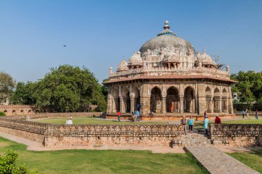 Delhi, Hindistan - 24 Ekim 2016: Turist ISA Khan Niyazi Hümayun mezarına Delhi, Hindistan karmaşık ziyaret.