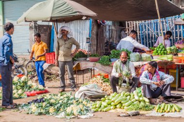 Varanasi, Hindistan - 25 Ekim 2016: Varanasi, Hindistan sokak sebze pazarı görünümünü
