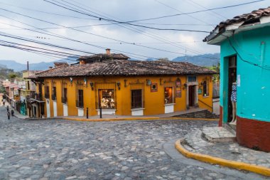 Copan Ruinas, Honduras - 11 Nisan 2016: Arnavut kaldırımlı sokakları Copan Ruinas Köyü.
