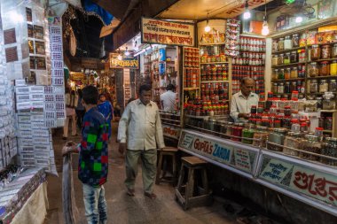 Varanasi, Hindistan - 25 Ekim 2016: Varanasi, Hindistan sokak tezgahları ile dar bir sokak görünümünü.
