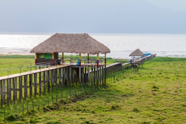 Lake Yojoa, Honduras, kulübe ile ahşap iskeleler