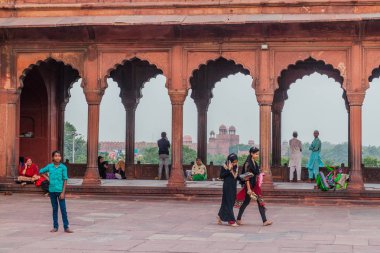 Delhi, Hindistan - 22 Ekim 2016: Delhi, Hindistan'ın merkezindeki Jama Mescidi Camii avlu etrafında Colonade. Kırmızı kale içinde belgili tanımlık geçmiş.