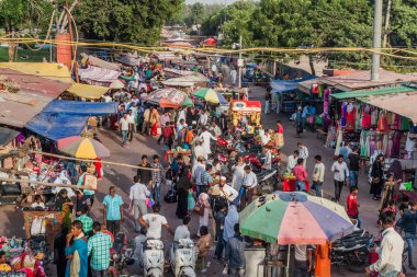 Delhi, Hindistan - 22 Ekim 2016: Sokak Pazarı yakınındaki Jama Mescidi Camii Merkezi Delhi, Hindistan.