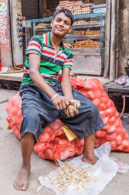 Delhi, Hindistan - 22 Ekim 2016: Genç patates soyma Delhi, Hindistan merkezinde