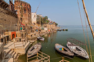 Varanasi, Hindistan - 25 Ekim 2016: Varanasi, Hindistan'da Ganj Nehri'nin kutsal Ghat (riverfront adım) görünümünü