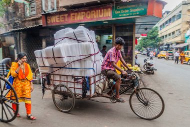 Kolkata, Hindistan - 27 Ekim 2016: Kargo cyclo çekçek merkezi Kolkata, Hindistan