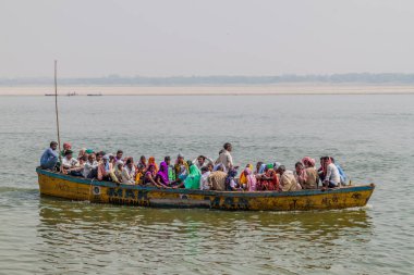 Varanasi, Hindistan - 25 Ekim 2016: nehir Ganj kıyısında önde gelen yerel kişi Ghats (riverfront adım) yakınındaki taşıyan küçük tekne) Varanasi, Hindistan