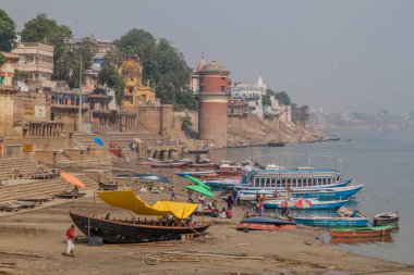Varanasi, Hindistan - 25 Ekim 2016: Görünüm, nehir Ganj kıyısında lider Ghats (riverfront adım)) Varanasi, Hindistan